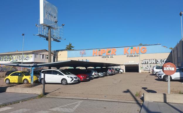 Arroyo abre expediente sobre el estado de la nave y parcela frente a Hipercor