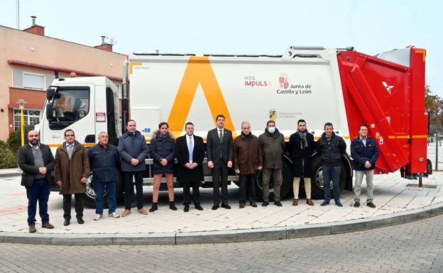 Entrega de un camión de residuos sólidos urbanos a la mancomunidad Montes Torozos