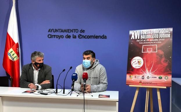 Presentación del XVI Torneo Nacional de Baloncesto Junior de Arroyo de la Encomienda a cargo del alcalde, Sarbelio Fernández, y el presidente del CB La Flecha, José Antonio Cernuda. 