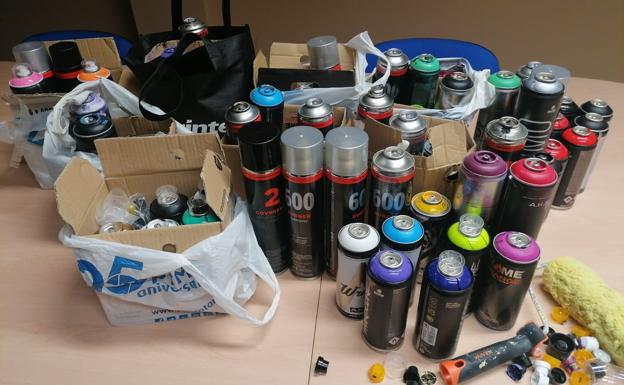 La Policía Local de Arroyo sorprende a dos jóvenes realizando pintadas