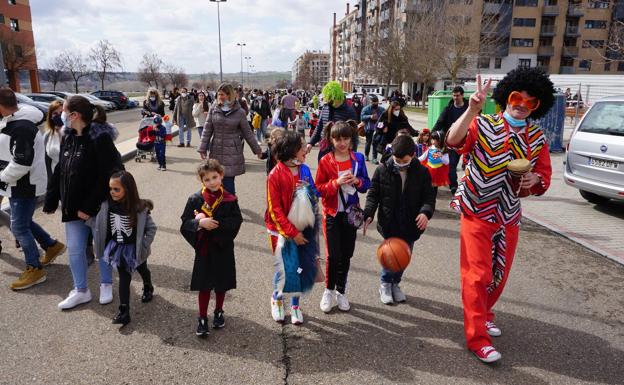 Centenares de personas participan en el pasacalles por Las Lomas