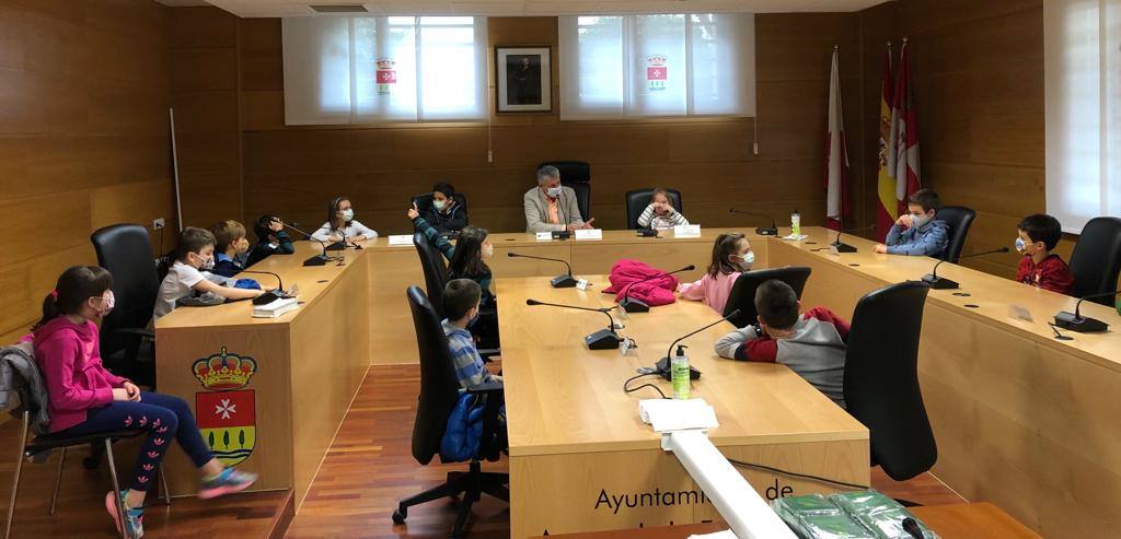 El alcalde de Arroyo de la Encomienda recibe a los niños del Elvira Lindo