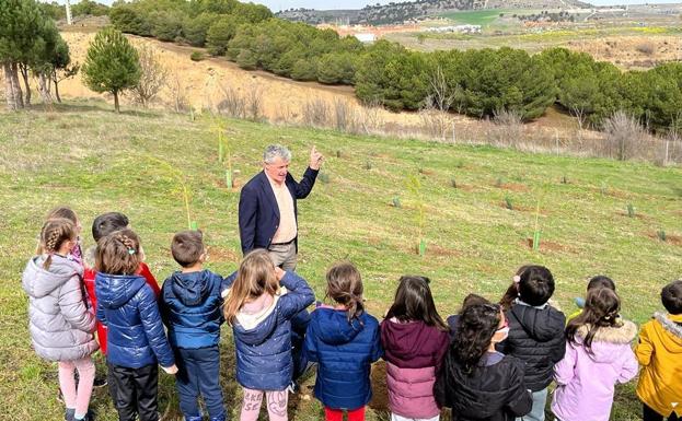 El colegio Margarita Salas planta 40 árboles en el Cotarro de la Horca