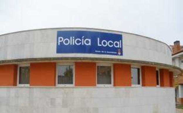 Investigado por conducir sin puntos y con el móvil