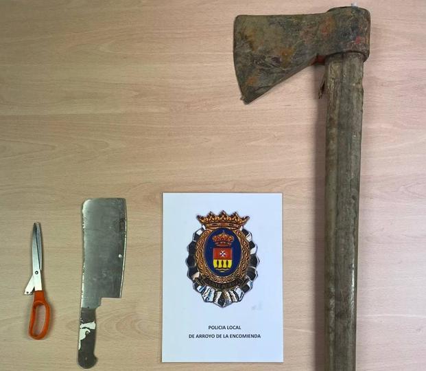 Denunciado en Arroyo por llevar en el coche un hacha de grandes dimensiones y un machete