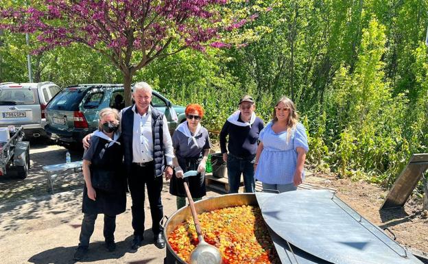 La caldereta solidaria recauda 950 euros para ADECYL