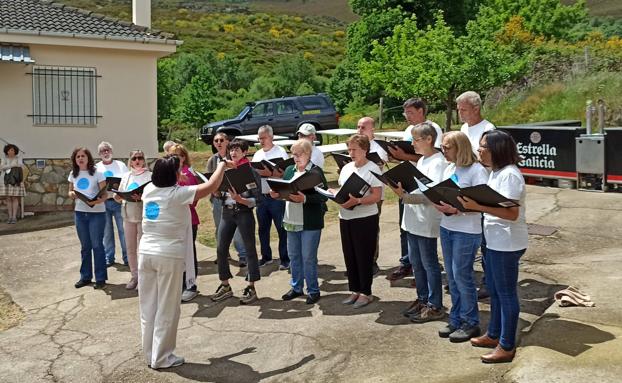 La Coral Támbara inaugura la biblioteca de Villar del Monte