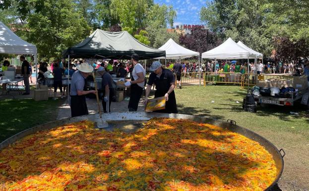 Pirotecnia, paella, música y toros para el arranque de las fiestas