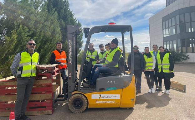 13 alumnos obtienen el título de auxiliar de almacén y el carnet de carretillero