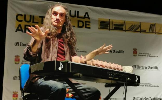 La infancia de Arroyo baila y se divierte a ritmo del Capitán Corchea