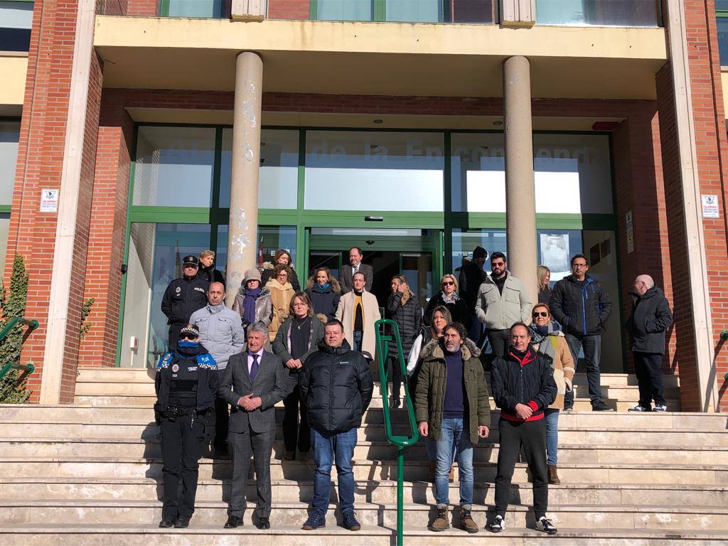 Minuto de silencio por el asesinato de una mujer y su hija menor en Valladolid