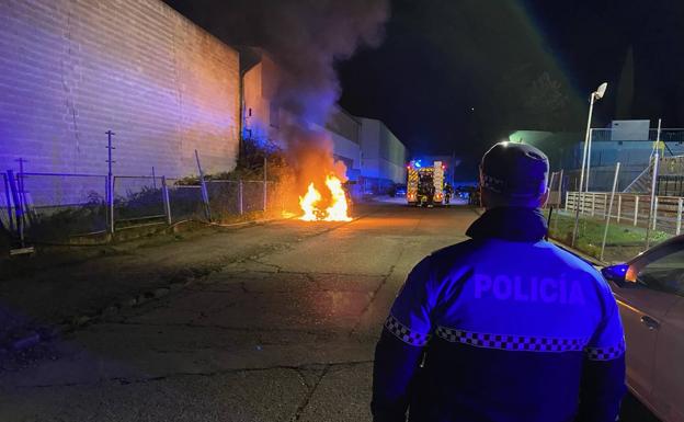 Arde un vehículo en las instalaciones de Padel10z