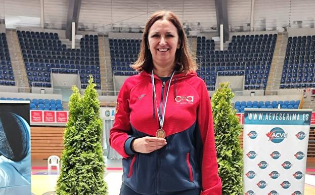 Ana Olmos, medalla de bronce en el nacional de veteranos espada