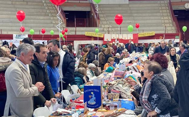 Arroyo hace encaje de bolillos