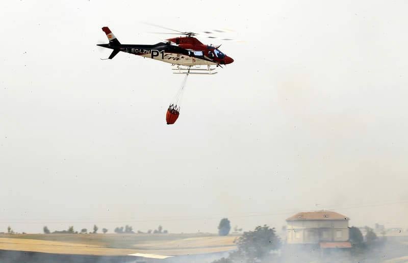 Labores de extinción del incendio declarado en Paredes de Monte. Palencia