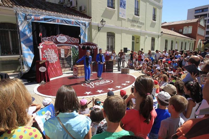 Artistas de calle en la plaza Abilio Calderón de Palencia