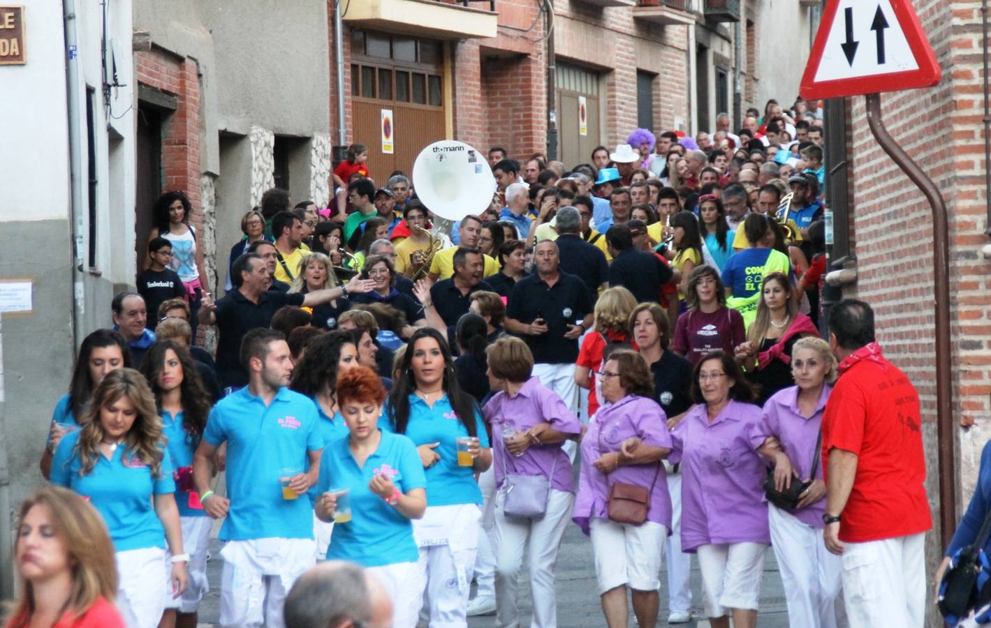 Desfile de peñas en las fiestas de Simancas. Valladolid