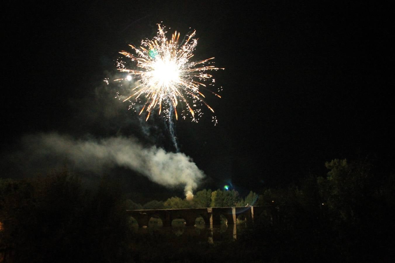 Fuegos artificiales en el fin de fiestas de Simancas