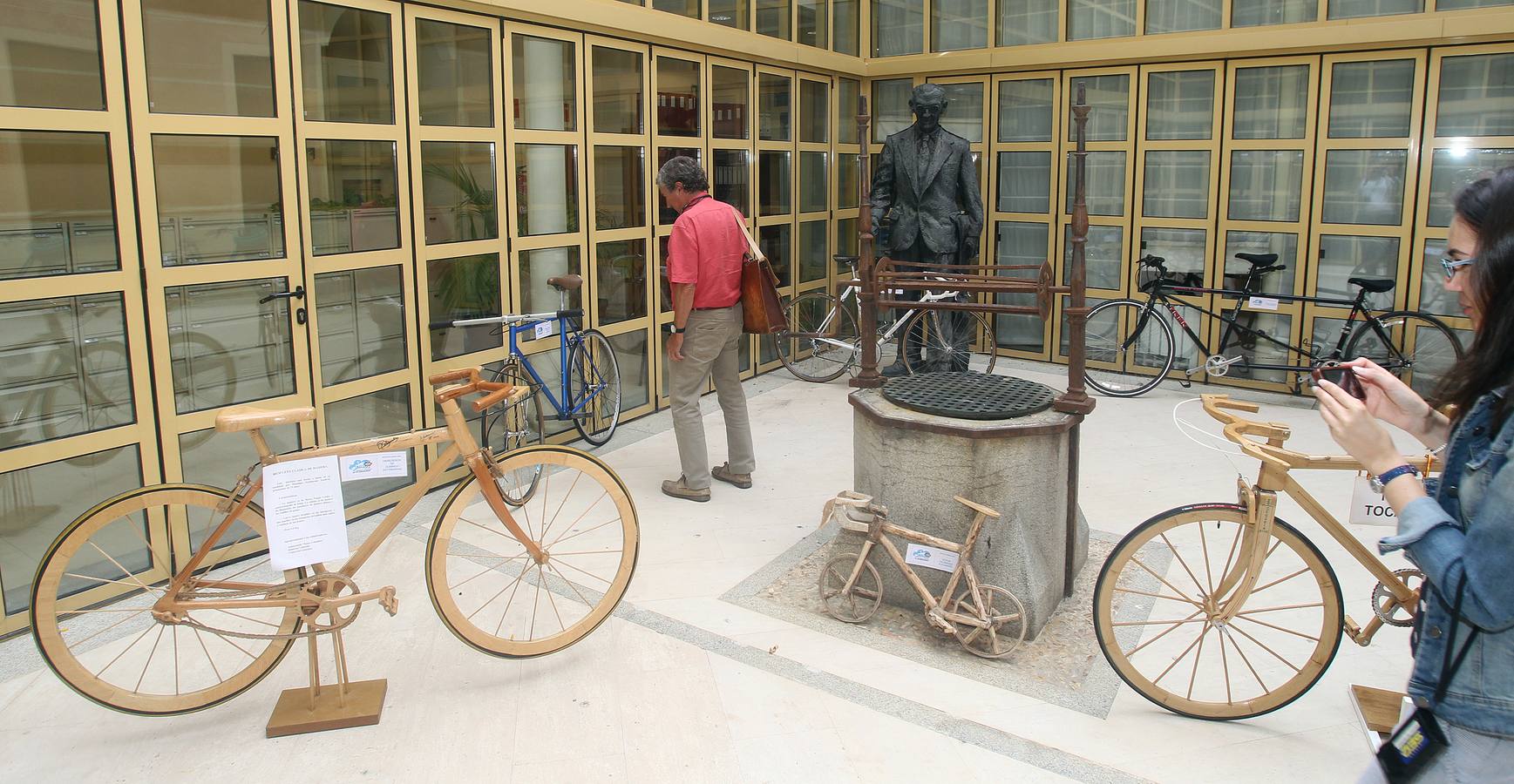 Inauguración de la exposición 'Bicicletas singulares' en Segovia