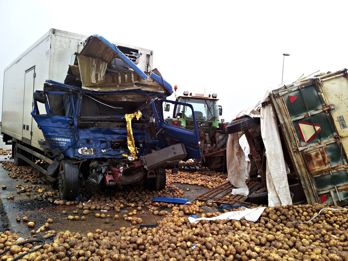 Colisión de un camión con un tractor en la carretera N-VI a su paso por Riego de la Vega (León)