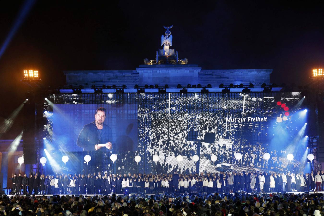 El cielo de Berlín se ilumina para festejar la caída del Muro hace 25 años