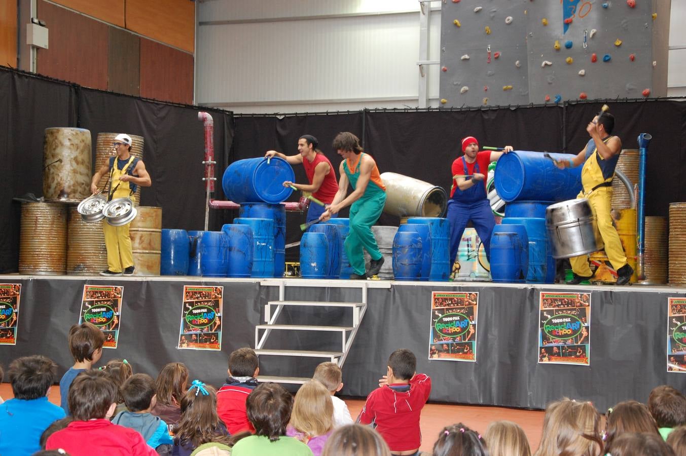 1.800 alumnos asisten en Guardo a los espectáculos de la compañía Toom-pack