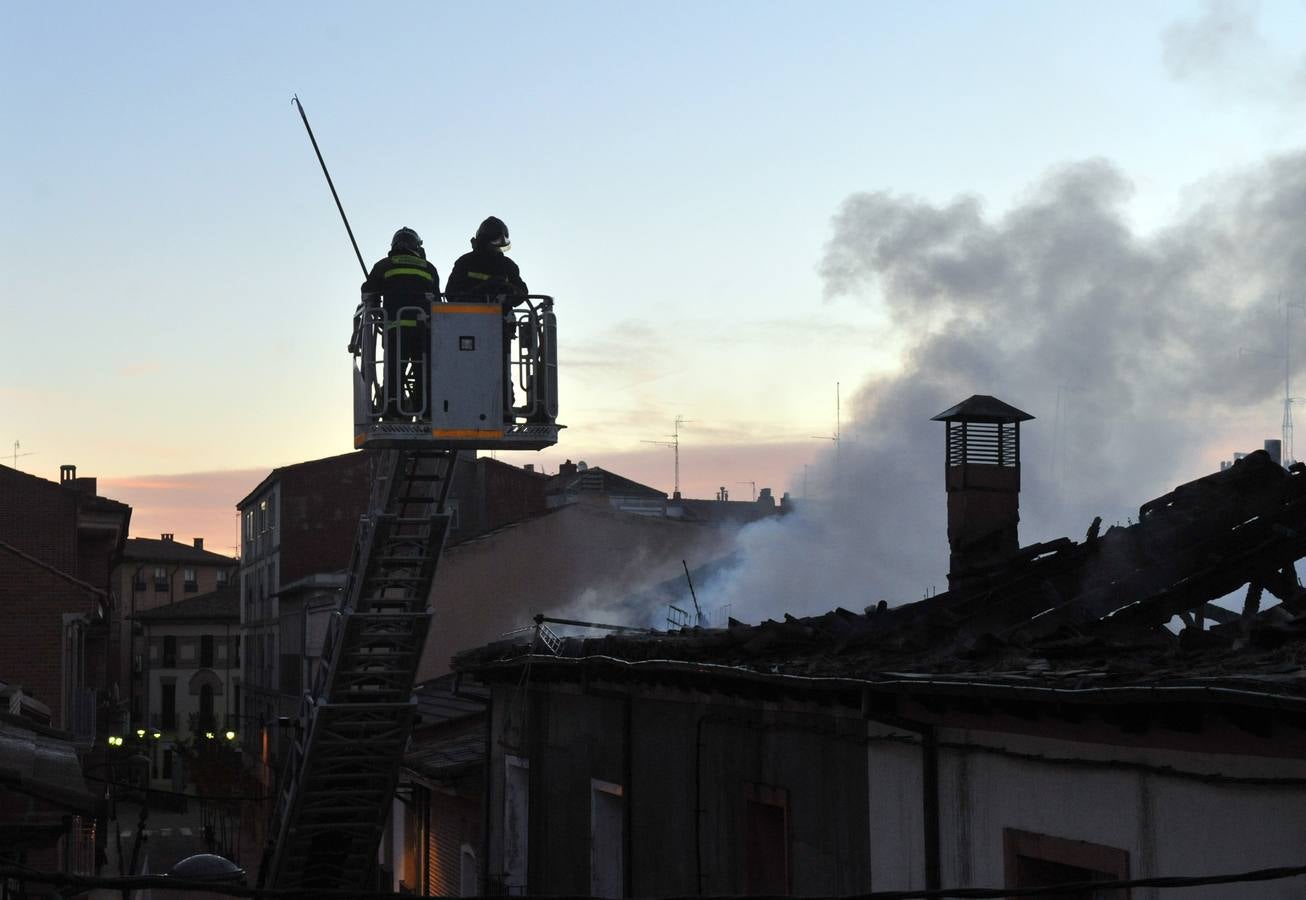Cinco viviendas arrasadas por un incendio en la calle San Martín de Medina del Campo (Valladolid)