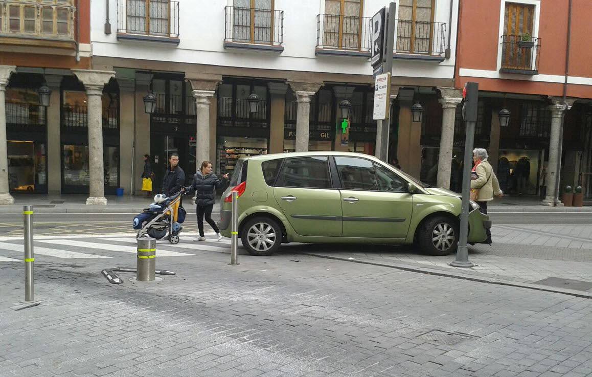 Otros vehículos afectados por el 'bolardo asesino' de la Plaza Mayor de Valladolid