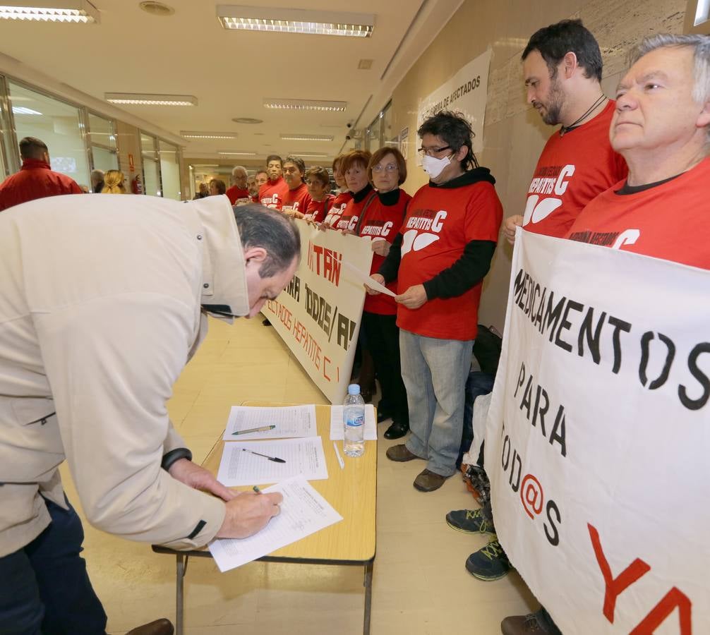 Enfermos de hepatitis C y familiares se encierran en el hospital Clínico de Valladolid