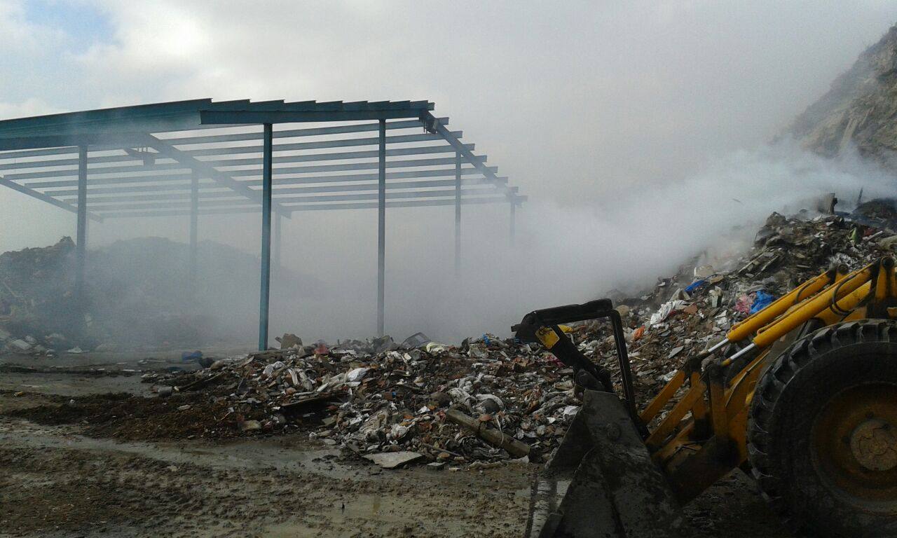 Labores de extinción del incendio declarado en el vertedero incontrolado de Grijota