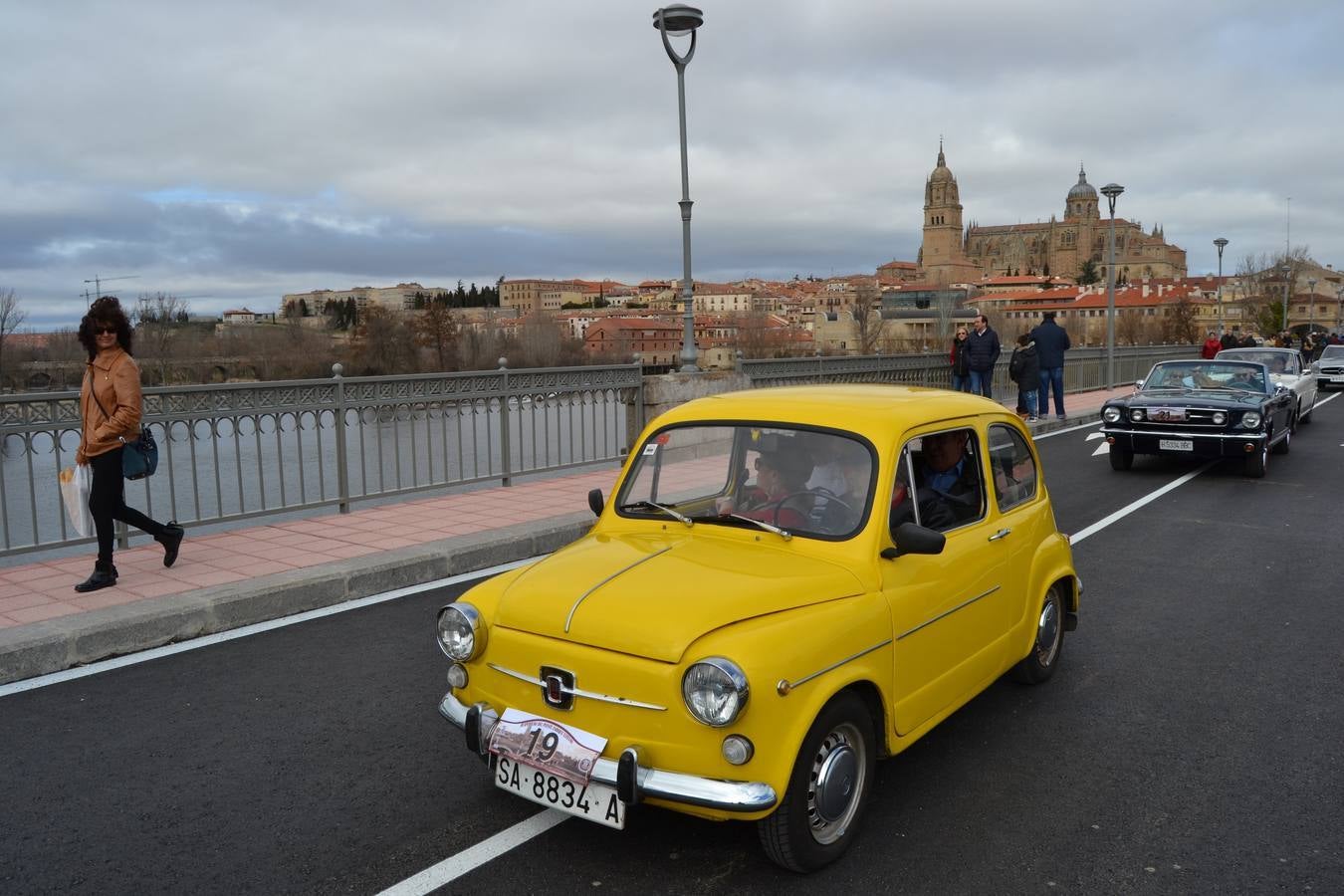 Desfile de coches clásicos en la reapertura del puente Enrique Estevan de Salamanca