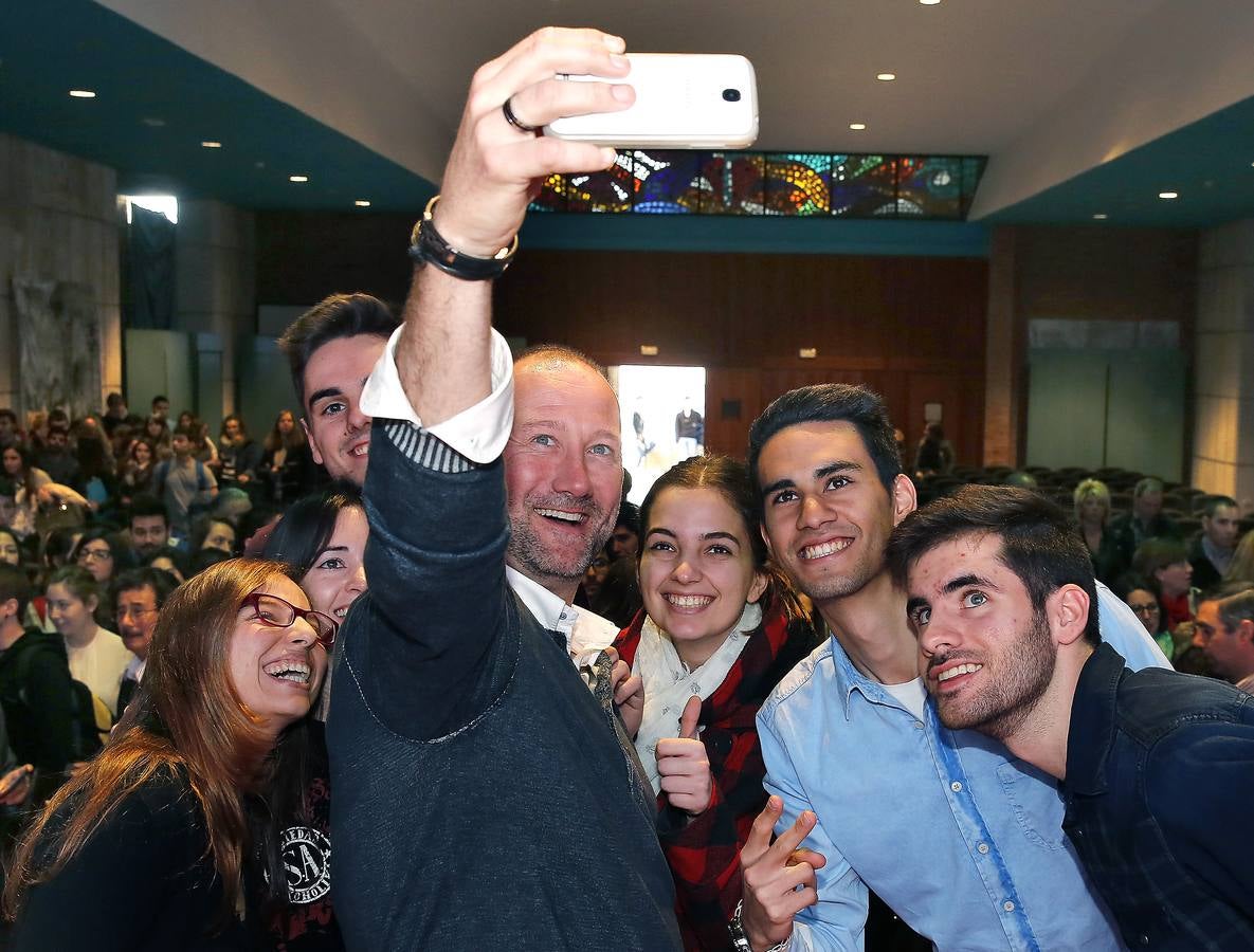 Pedro García Aguado con los estudiantes de la Universidad Europea Miguel de Cervantes de Valladolid