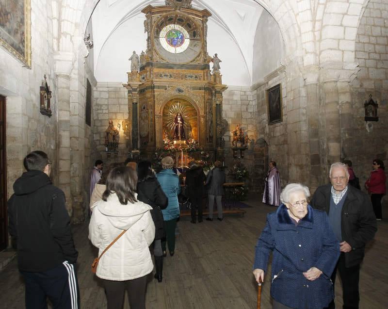 Cientos de personas besan el cordón de Jesús de Medinaceli en la iglesia de San Miguel de Palencia