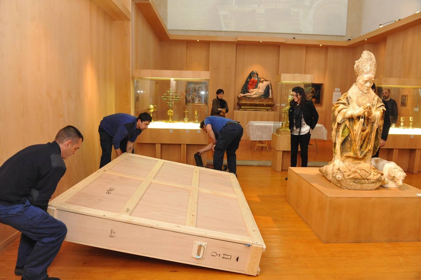 La talla del obispo Barrientos sale de Medina del Campo para ser exhibida en el Museo del Prado