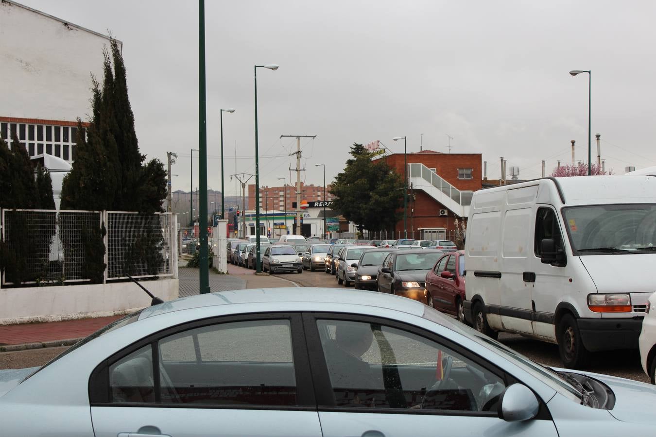 Atasco en el paso a nivel entre el Polígono de Argales y Arco de Ladrillo