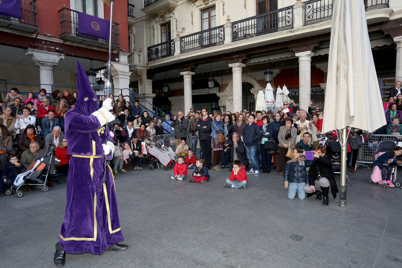 Si estuviste en el Vía Crucis Procesional, búscate en las fotos (1/2)