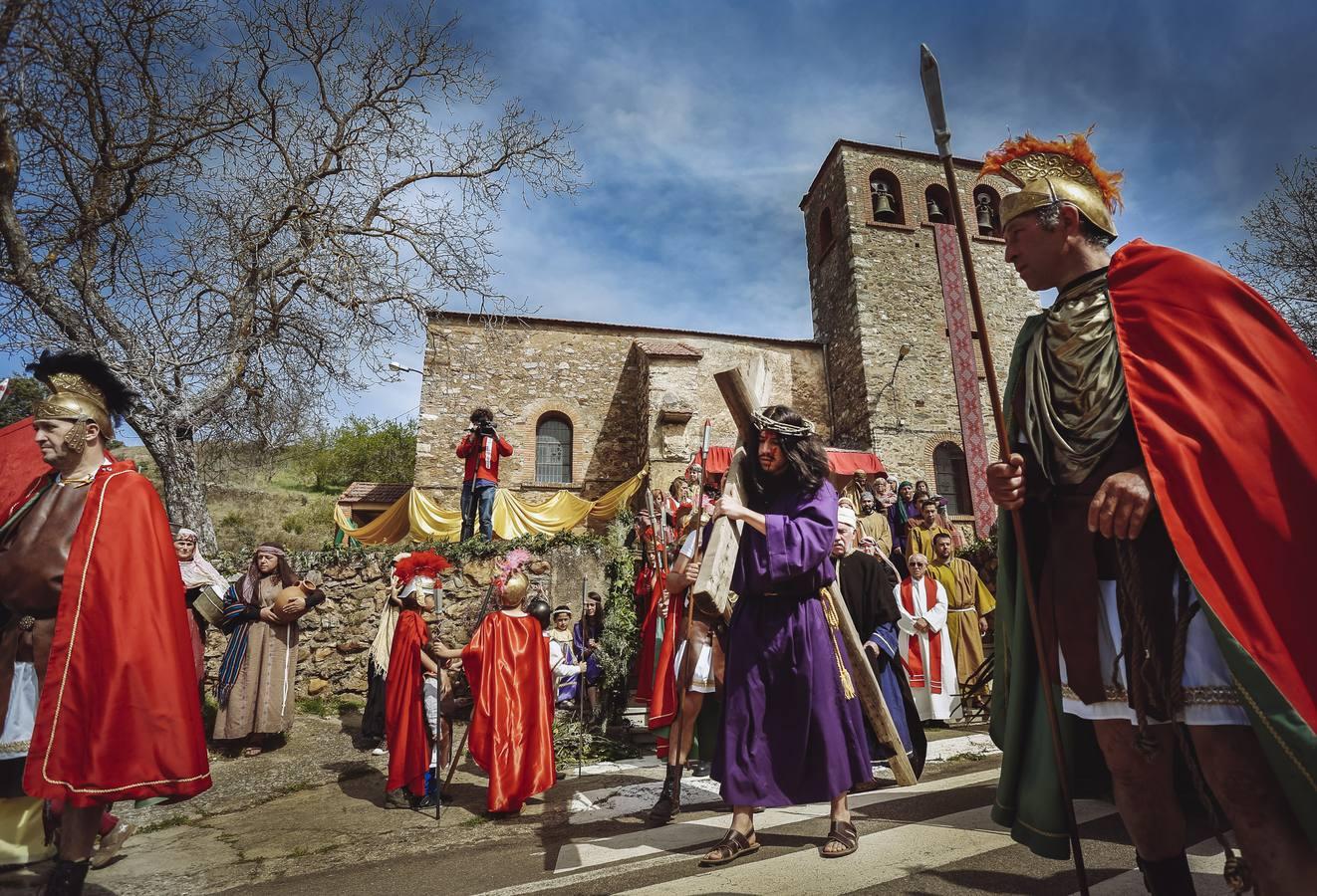 Los vecinos de Serradilla del Arroyo (Salamanca) escenifican 'La Pasión de Cristo'