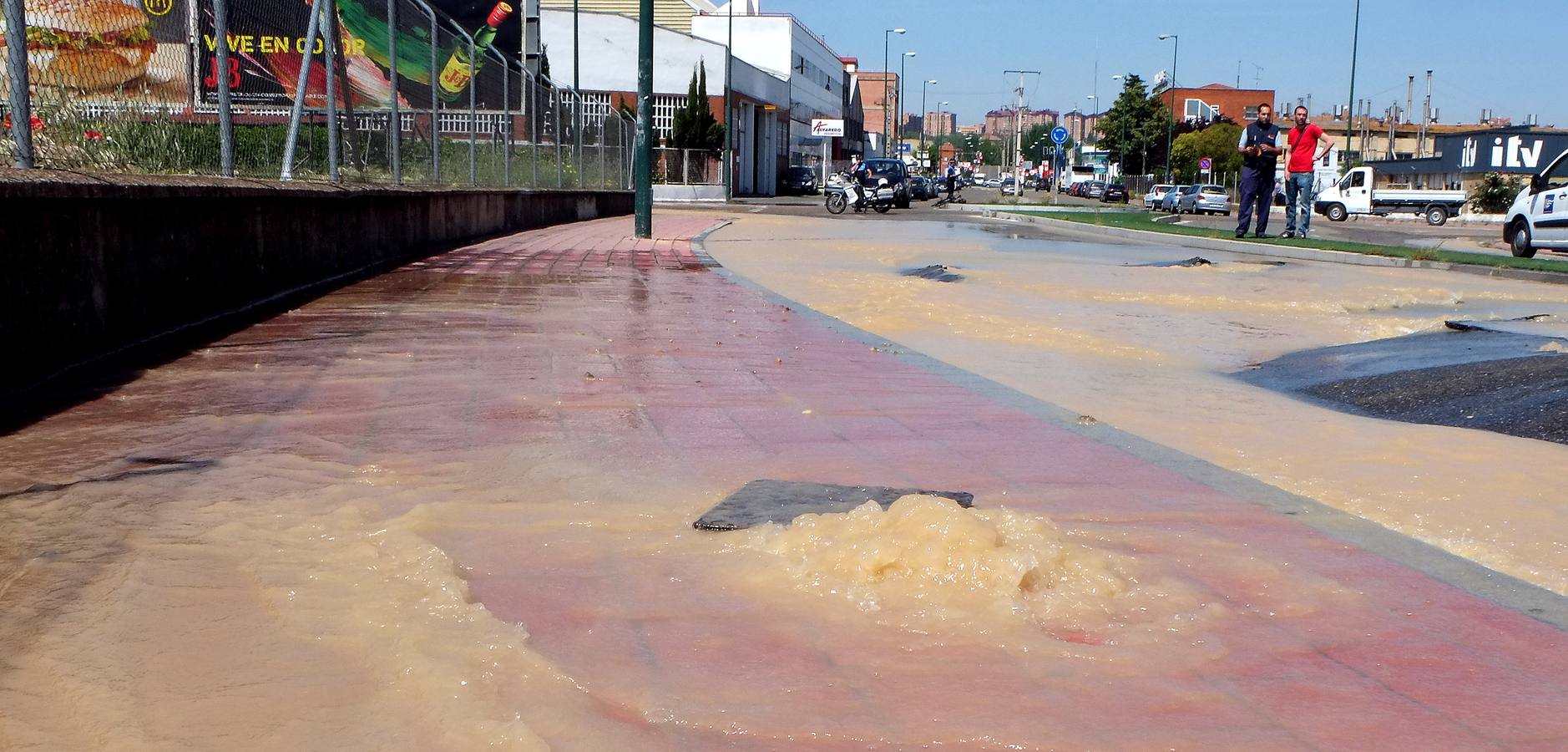Reventón de una tubería en el polígono de Argales