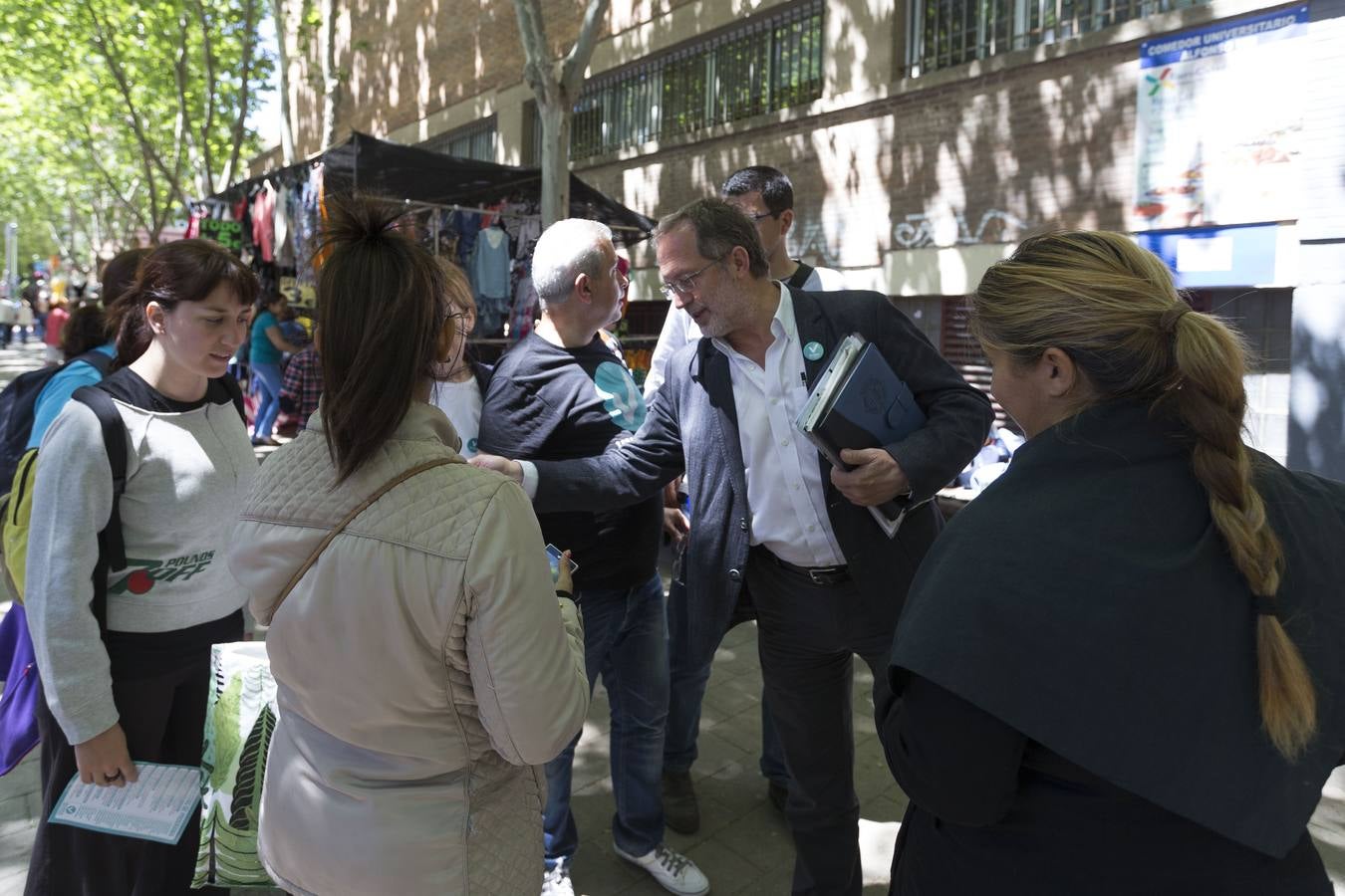 Manuel Saravia, de Valladolid Toma la Palabra, reparte folletos en un mercadillo en el Paseo del Prado de la Magdalena