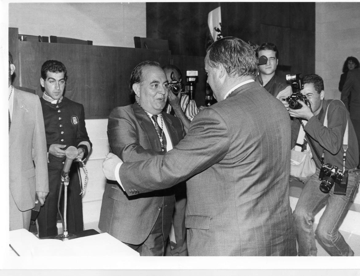 La mayoría absoluta del PP aupó a Juan José Lucas a la presidencia de la Junta