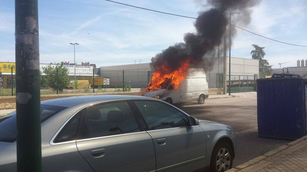 Arde una furgoneta en el polígono de Argales
