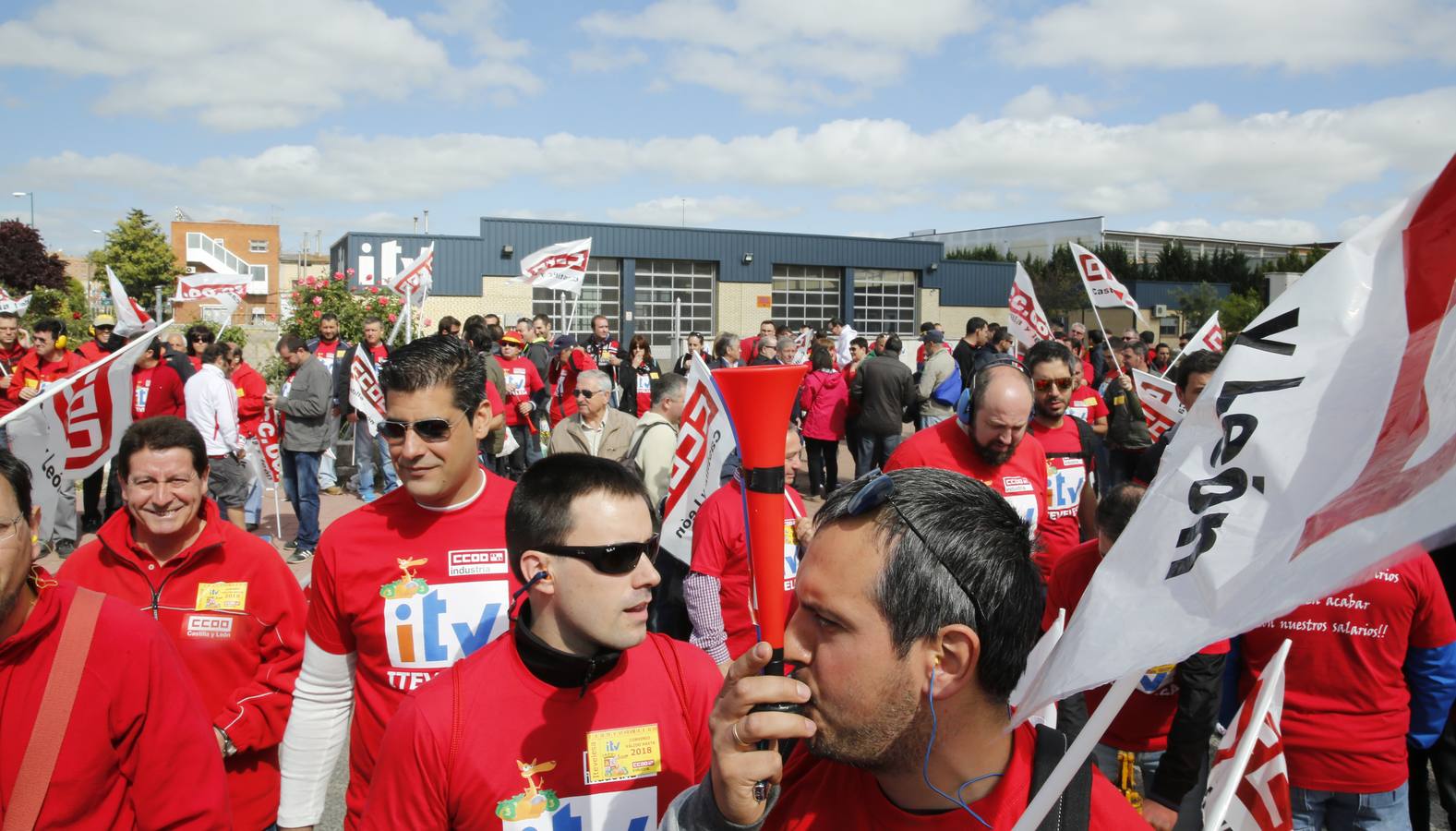 Trabajadores de las ITV de Castilla y León se manifiestan en el polígono de Argales de Valladolid
