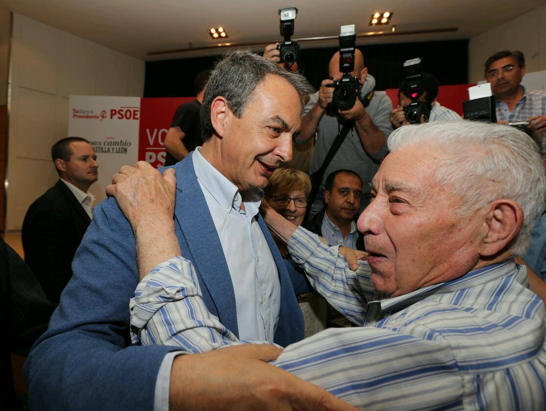 El expresidente del Gobierno José Luis Rodríguez Zapatero participa en un mitin en Ponferrada (León)