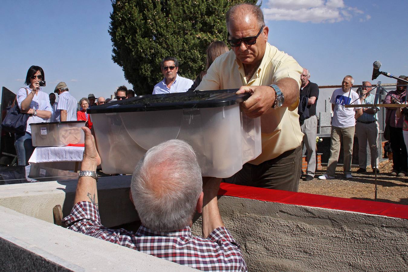 La ARMH entrega los restos de nueve víctimas del franquismo en Valderas