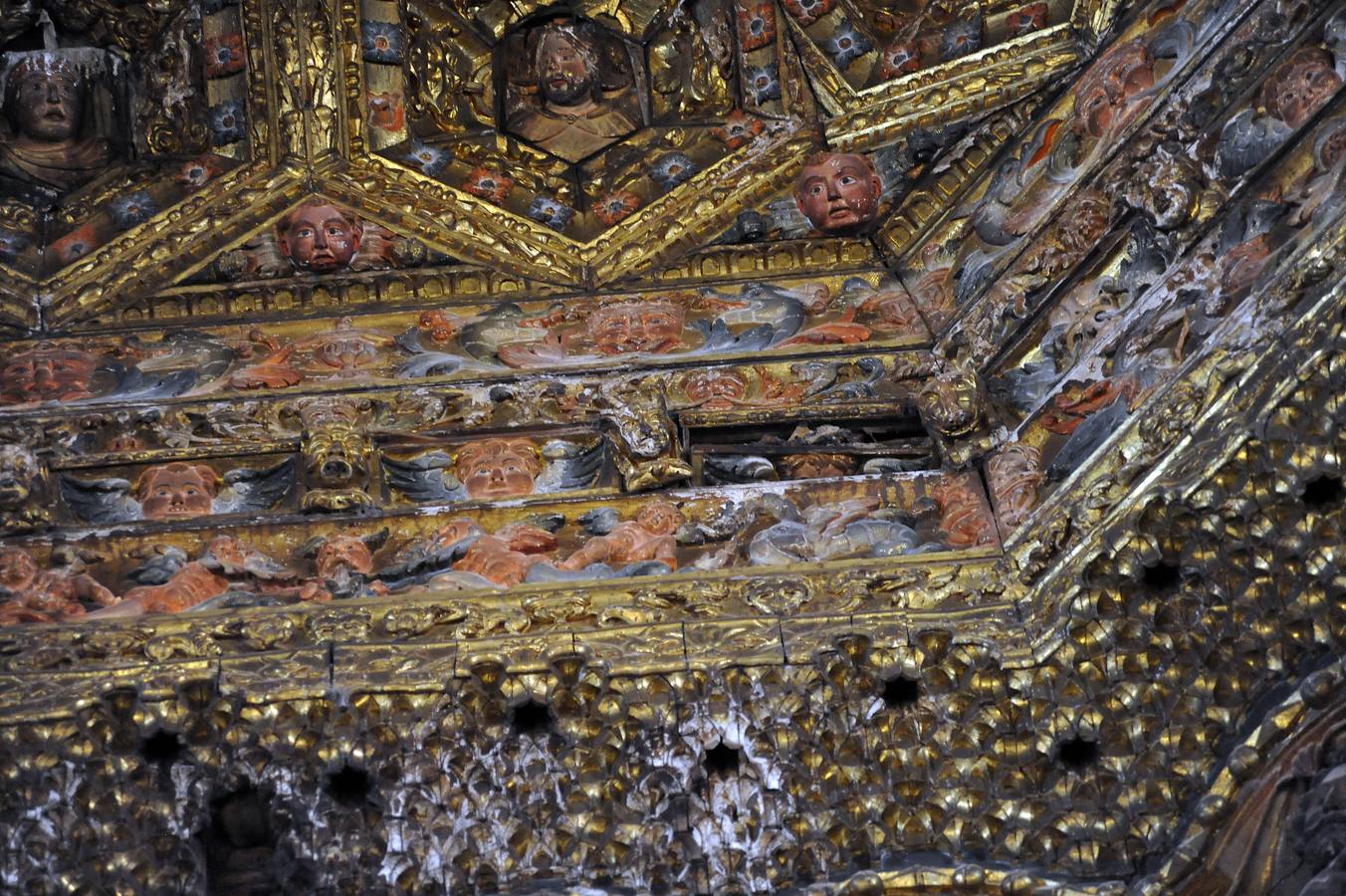 La carcoma se ceba con el artesonado y la torre de la iglesia de Alaejos