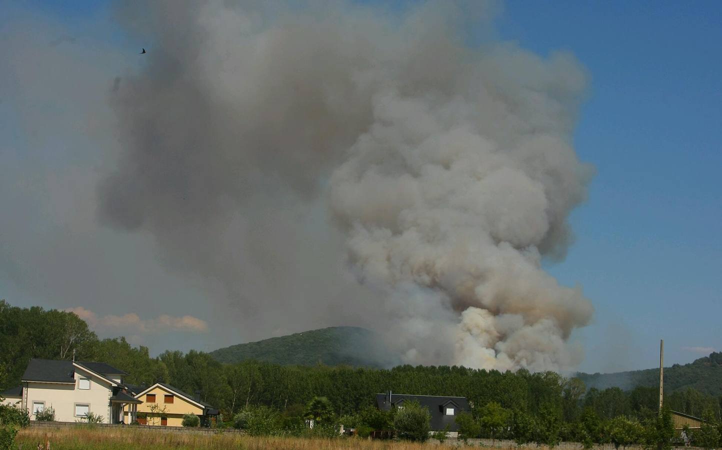Medios aéreos trabajan en la extinción de un incendio en San Andrés de Montejos