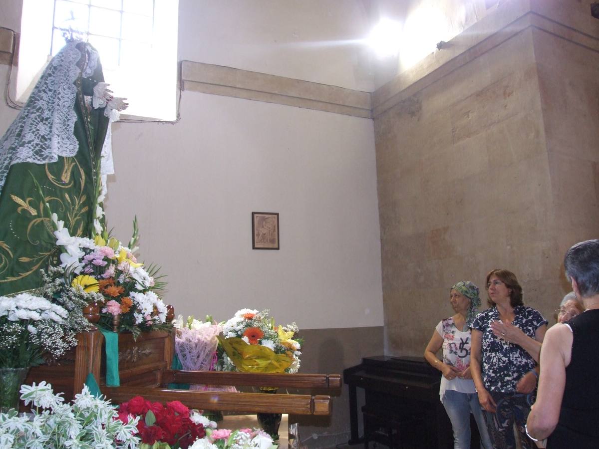 Ofrenda floral a la Virgen de la Esperanza en Gomecello (Salamanca)
