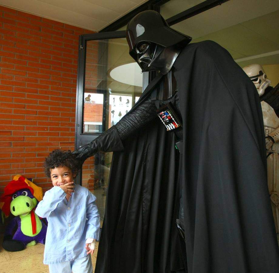 Visita de la asociación 'Spanish Garrison' a los niños del hospital El Bierzo