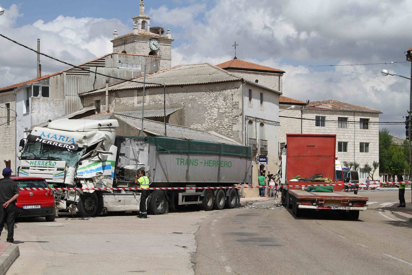 Dos camiones colisionan en la travesía de Campaspero (Valladolid)