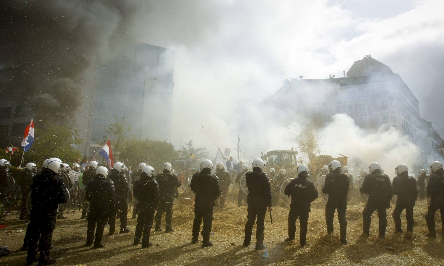 Miles de agricultores protestan en Bruselas contra la crisis del sector lácteo